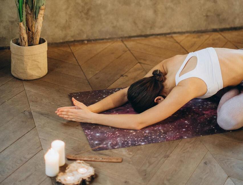 Programme de yoga offert My Body My Temple : posture de l'enfant sur un tapis