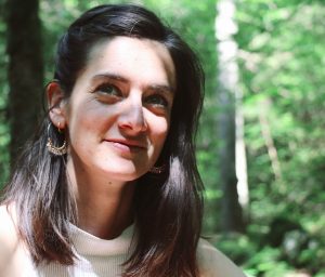 Marie, fondatrice et professeure de yoga du studio en ligne Yogalma
